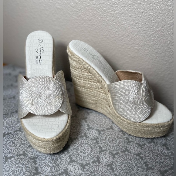 Shuzumiao Shoes - Shuzumiao~Neutral~High Platform~Espadrille~Wedge~
Sandal~Circle Detail~Size 8.5
